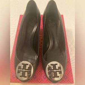 Tory Burch Sally 2 Black/Silver Tumbled Leather 8.5 like new no imperfections.